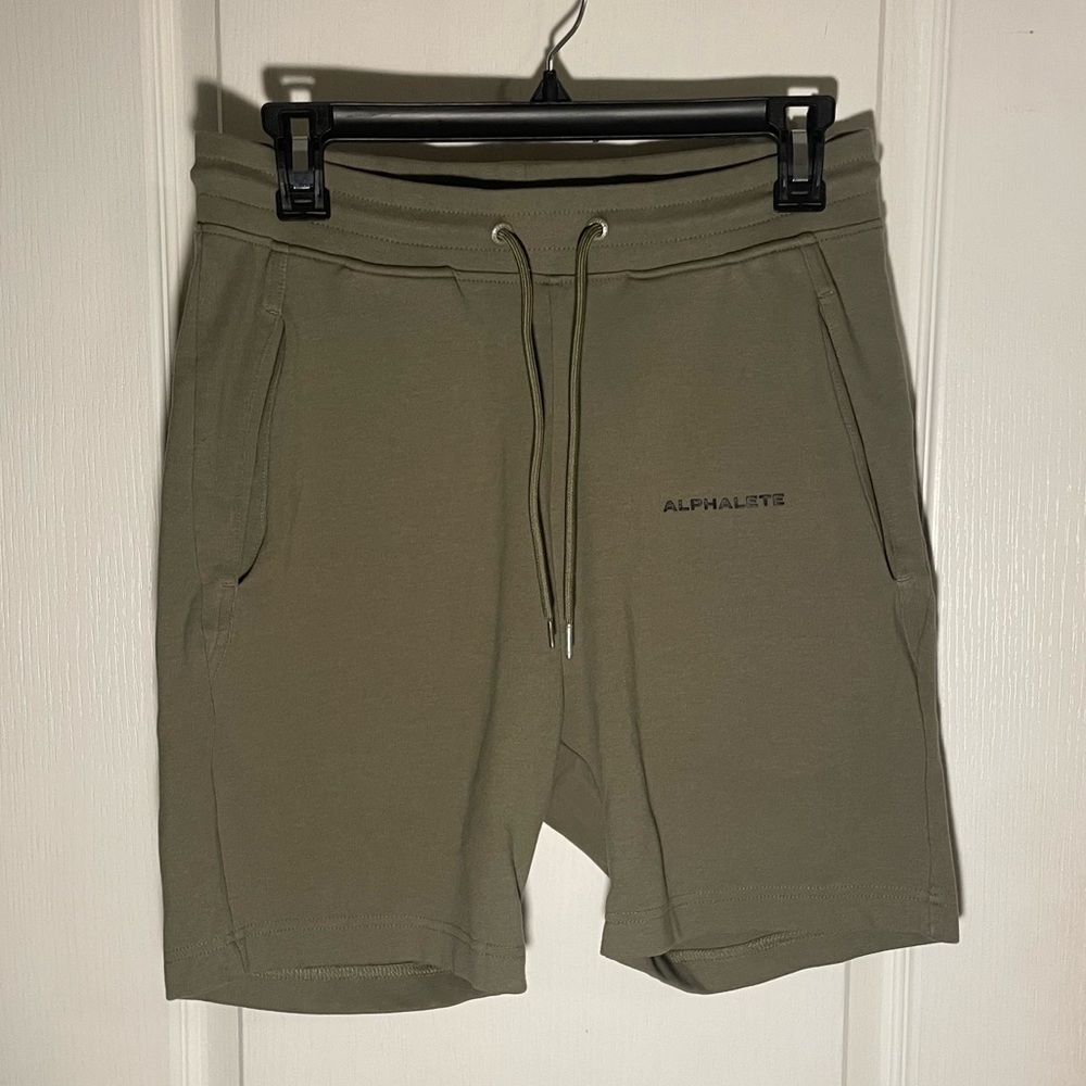 Alphalete‎ Essential Core Shorts Army Green Sz Sm Comfortable, Pockets, Logo.